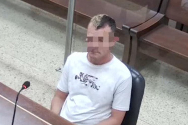 Juan Carlos habría agredido a la auxiliar que le pidió calmarse. Generó el desorden en San Antonio.