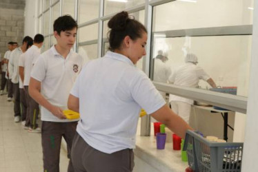 58 mil estudiantes de los 26 municipios no certificados en educación en Caldas, es decir diferentes de Manizales, reciben alimentación escolar subsidiada por el Estado. La cifra representa casi el 80% de la matrícula en el departamento.