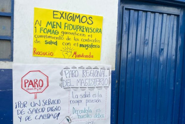 Los docentes protestaron el miércoles y el jueves en los municipios del Eje Cafetero. Marchas, concentraciones y asambleas fueron incluidas en las jornadas. En la foto, afiche en la sede central del colegio San Pío X de Aranzazu.