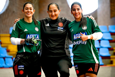 La manizaleña Bibiana Martínez (c), entrenadora de arqueras de la Selección Colombia de Fútbol Sala, al lado de sus pupilas Paula Valencia (i) y Nicole Cardona.