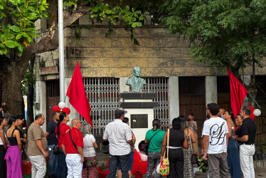 Los simpatizantes y seguidores del político Víctor Renán Barco, se acercaron al busto que hay de él para rendirle homenaje. 