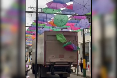 Sombrillas que tumbó el camión a su paso de la calle real de Samaná.