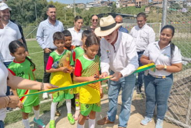 Los niños de la preselección infantil de Palestina inauguraron la recién remodelada cancha sintética del Coliseo de Palestina