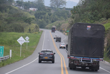 El accidente en el que se vieron involucrados un carro y una moto ocurrió en la vía Manizales - Medellín