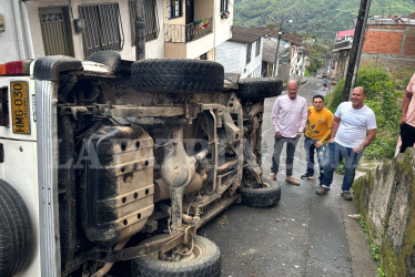 Así quedó el carro que se volcó en una falda de Anserma (Caldas).