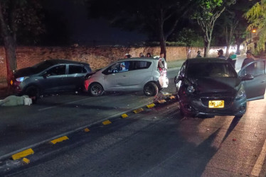 Por lo menos tres carros se chocaron en la vía que comunica a Cuba con el centro de Pereira
