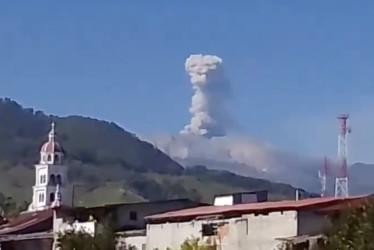 La emisión de ceniza del volcán Nevado del Ruiz en la mañana de este miércoles (22 de enero) se observó desde Villahermosa (Tolima).