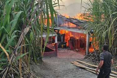 En La Ceiba, los bomberos debieron luchar por 6 horas contra las llamas.