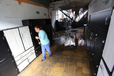 En el primer piso de la edificación afectada funcionaba una mueblería que sufrió pérdida total.