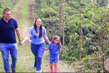 Ángela Gutiérrez Isaza, delegada por el norte de Caldas, es de la vereda El Escobal del corregimiento San Bartolomé, de Pácora. En la foto con sus hijos, María Clara y Maximiliano.