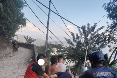 Así les toca transportar pacientes a los Bomberos de Marmato.