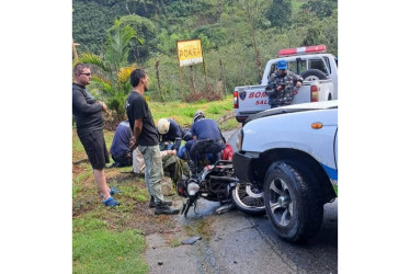 El siniestro ocurrió en la vía Salamina-Aranzazu, donde chocaron una motocicleta y una camioneta.