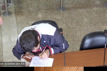 El señalado firma el acta en la que no acepta cargos.