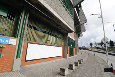 Lavada y pintada, así se ve la fachada del estadio Palogrande. El cuadro blanco es para que los grupos urbanos de Manizales pinten allí sus grafitis.