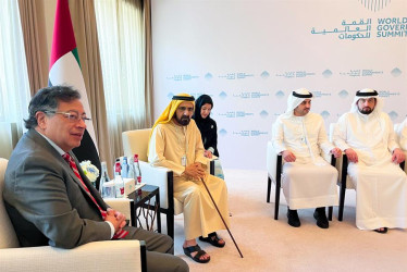 Gustavo Petro junto al vicepresidente y primer ministro de Emiratos Árabes Unidos Mohammed Bin Rashid Al Maktoum, durante la Cumbre Mundial de Gobiernos, este martes en Dubái. 