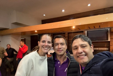 Mauricio Lizcano (d) acompañado del presidente de Ecuador y candidato a la reelección, Daniel Noboa, y su esposa, Lavinia Valbonesi.