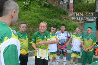 Jaime Cuervo Losada, el técnico del microfútbol de Caldas, con seis títulos mundiales, es uno de los 100 mil entrenadores, según Mindeporte, que deben sacar la tarjeta profesional. No le valen su trayectoria.