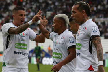 La celebración del primer gol del Once: Hugo Dorrego, Michael Barrios y Dayro Moreno. Once Caldas ganó 2-1.