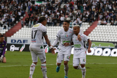 Mateo García (centro) celebra con los dos goleadores de la tarde para el Once Caldas: Michael Barrios (der.) y Dayro Moreno. Le ganaron 2-1 al Atlético Bucaramanga.