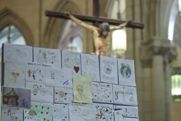 Decenas de personas ofrecieron una oración por el restablecimiento de la salud del papa Francisco durante una misa presidida por el cardenal José Cobo, arzobispo de Madrid, este jueves en la Catedral de La Almudena de Madrid.