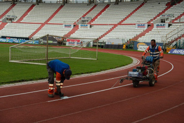  La pista atlética del estadio Palogrande es demarcada. 