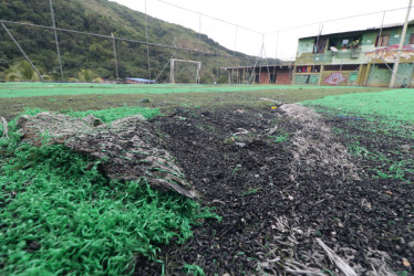 Esta es el estado la única cancha sintética de Arauca en la que juegan los niños de este corregimiento de Palestina.