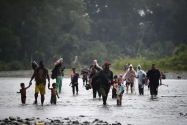 Migrantes cruzan el río Turquesa, el 14 de septiembre de 2023 en Darién (Panamá)