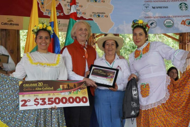 Rosa Helena López de Soto (de sombrero), nueva delegada como miembro principal de la junta directiva del Comité Cafeteros de Caldas. 