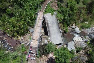 35 metros de madera conectan las veredas La Quinta y La Amalia en Supía (Caldas). La comunidad se unió para construir el paso artesanal, luego de que una creciente del río derribó la estructura de concreto en el 2022. 