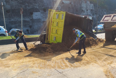 La volqueta que se volcó en la avenida Alberto Medoya Hoyos en Manizales este viernes.