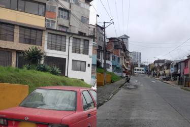 Foto 1 | Darío Cardona | LA PATRIA  Antes- El carro parqueado por meses en la carrera 19a con 50.  Foto 2| Cortesía | Secretaría de Movilidad  Después- La calle sin el carro parqueado por meses.