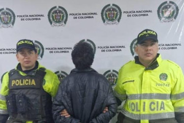 La Policía capturó al ciudadano que no solo se opuso al procedimiento, sino que cometió actos racistas contra un uniformado.