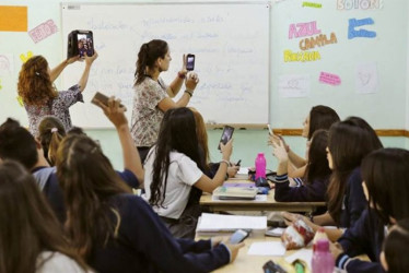 En colegios donde existe la restricción del no uso de celular, algunos docentes tienen la facultad de autorizarlos para actividades especiales. Según estudios de la OCDE al celular de un joven llegan en promedio 192 notificaciones diarias, es por ello que el 65% de los estudiantes reportó distracción por dispositivos digitales.