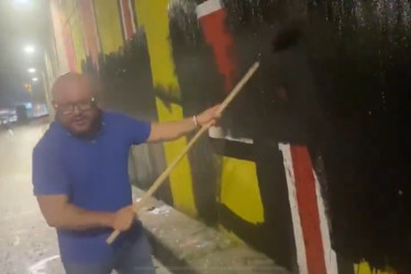 n la noche de este sábado (1 de febrero) el concejal del Centro Democrático de Medellín Andrés Gury Rodríguez intentó borrar el mural 'Las cuchas tienen razón' en Manizales. 