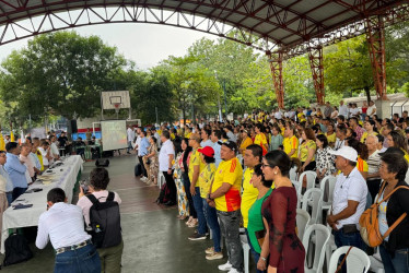 La comunidad, así como secretarios de la Gobernación estuvieron presentes en el Polideportivo. 