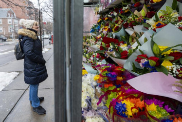 Una persona ve flores en una tienda decorada durante los preparativos para San Valentín este jueves, en Nueva York (Estados Unidos). 