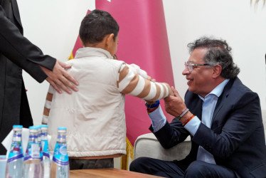 Gustavo Petro, junto unos niños este viernes en Doha (Catar).