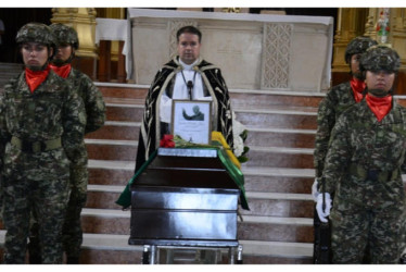 El féretro de Gustavo Robledo Isaza estuvo custodiado por soldados del Batallón de Infantería Batalla de Ayacucho. 