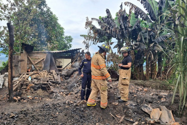 Tres personas resultaron damnificadas ante el incendio que consumió totalmente la vivienda.