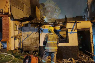 La vivienda, en la que habitaba una mujer, resultó destruida por las llamas.