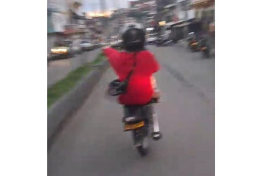  un joven motociclista comenzó a realizar maniobras peligrosa