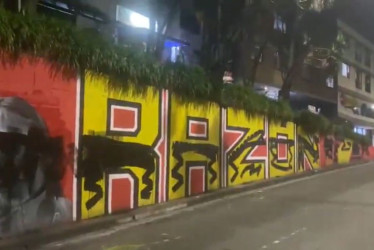 Así quedó parte del mural de 'Las cuchas tienen razón' en Manizales luego de que un concejal de Medellín intentara taparlo. 