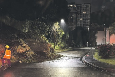 Foto | Alcaldía de Manizales | LA PATRIA Pequeño deslizamiento en el barrio Laureles en la noche del sábado