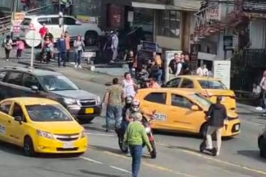 La pelea ocurrió este jueves en la avenida Santander de Manizales, con calle 55. 