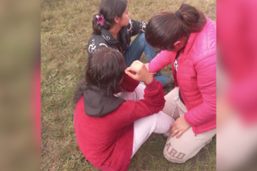 Alexandra, de negro, y su hermana (izq). Está desaparecido el hijo de esta última también.