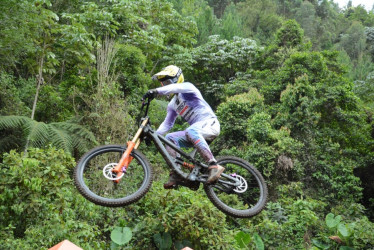 Sebastián Holguín en un salto previo a la línea de meta antes de sellar su victoria en el down hill del Festival del Ruiz. DH1.