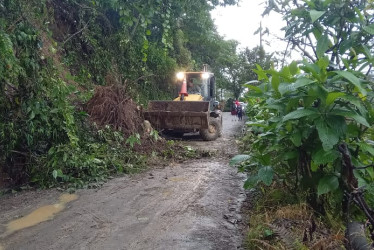 La Secretaría de Infraestructura de Caldas llevó maquinaria amarilla para remover el deslizamiento en la vía Villamaría-El Destierro. 