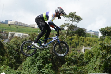 El caldense Juan Esteban Naranjo vuela en las semifinales de la IV Válida de la Copa Nacional de BMX.