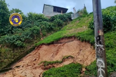 Los bomberos de Chinchiná, este sábado por la tarde, atendieron dos derrumbes en los barrios El Porvenir y El Mirador del Milagroso, que no generaron afectaciones a viviendas. Los bomberos invitaron a estar atentos y a prevenir.