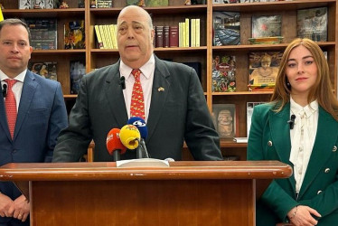 El director de la Policía, general Carlos Triana; el embajador en EE.UU., Daniel García-Peña, y la directora de Sustitución de Cultivos Ilícitos, Gloria Miranda.